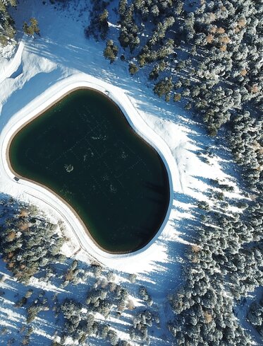 Aerial view of the Carezza Dolomites reservoir | © StorytellerLabs