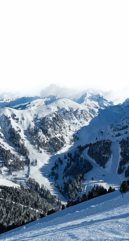 Skifahrer in Obereggen mit Blick auf verschneite Landschaft | © Paolo Codeluppi