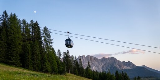 König Laurin Bahn Blick Latemar und Mond | © Carezza Dolomites/Maria Gufler