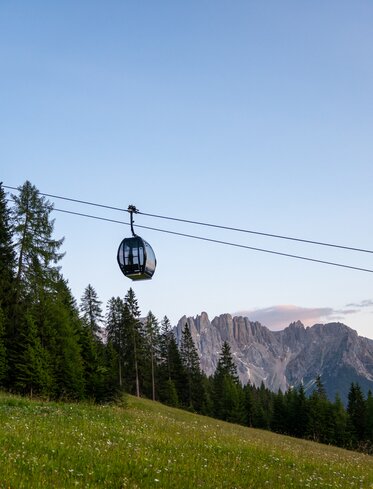 King Laurin Cable way View Latemar and Moon | © Carezza Dolomites/Maria Gufler
