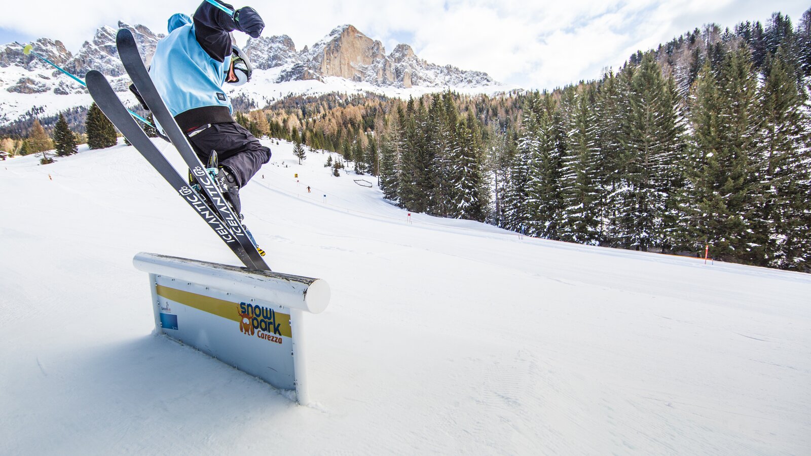 Freestyle Skier Snowpark mit Blick auf Rosengarten | © Carezza Dolomites/F-Tech