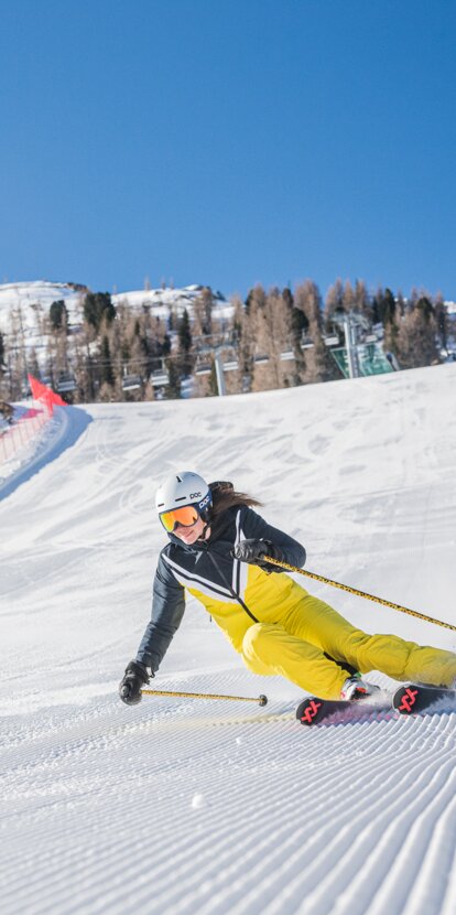 Skifahrer Abfahrt Pra di Tori Piste im Hintergrund Latemar | © Carezza Dolomites/Harald Wisthaler