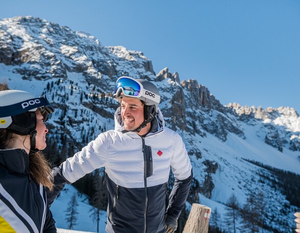 Skiers in Carezza with a view of Latemar | © Carezza Dolomite/Harald Wisthaler