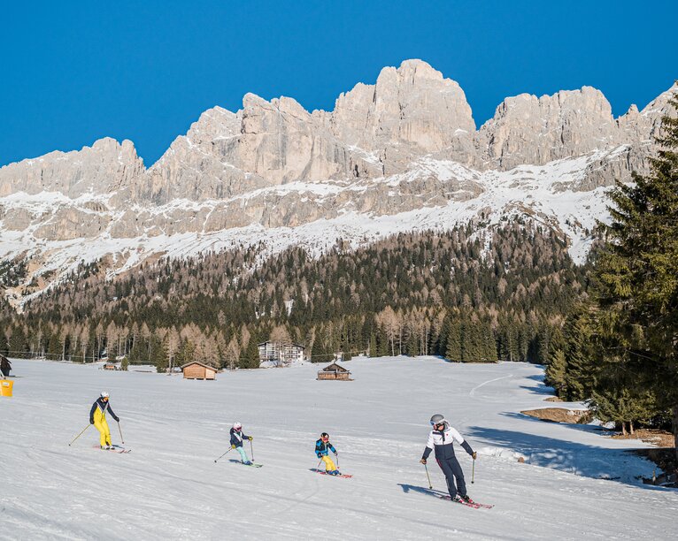 Skifahren Familie mit Kinder Blick Rosengarten | © Carezza Dolomites/Harald Wisthaler