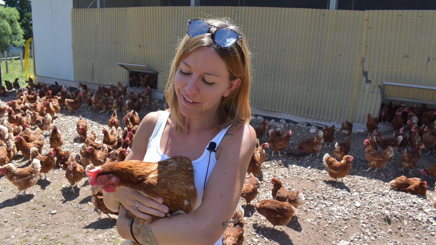 Sarah tiene in braccio la gallina | © Clicktext