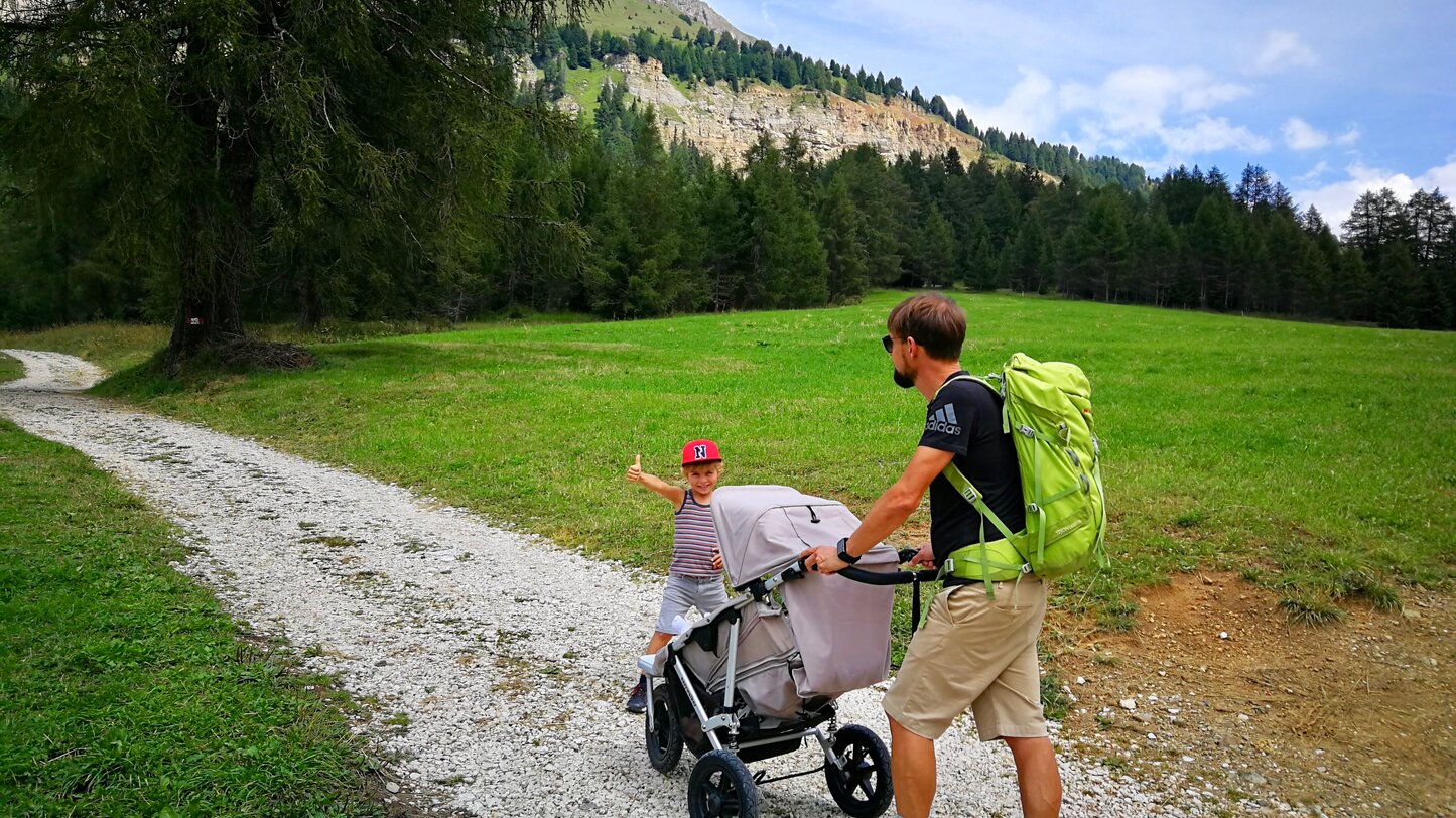 Vater mit Kind und Kinderwagen unterhalb vom Rosengarten | © Clicktext