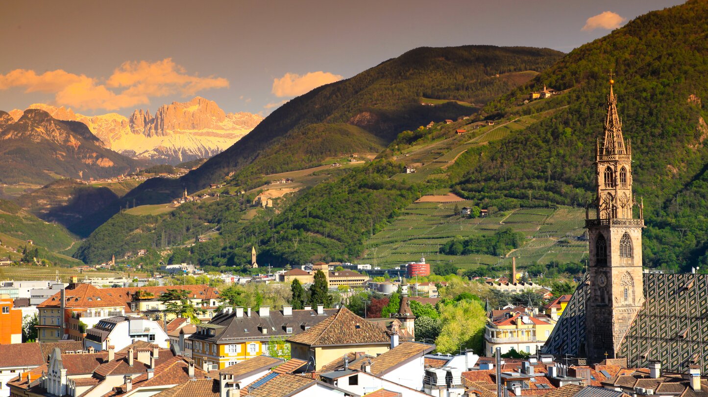 Bolzano/Bozen with view on the Rosengarten | © AST-VA Luca Ognibeni