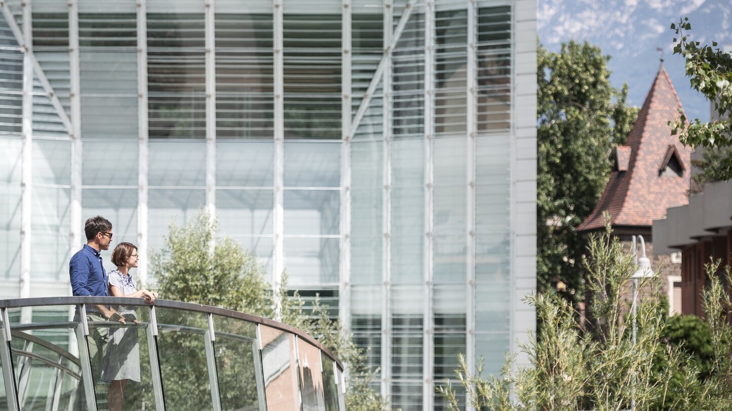 Couple on bridge Museion Bolzano  | © Alex Filz