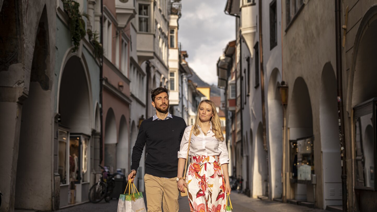 Couple strolling through shopping street | © AST/VA_Luca Guadagnini