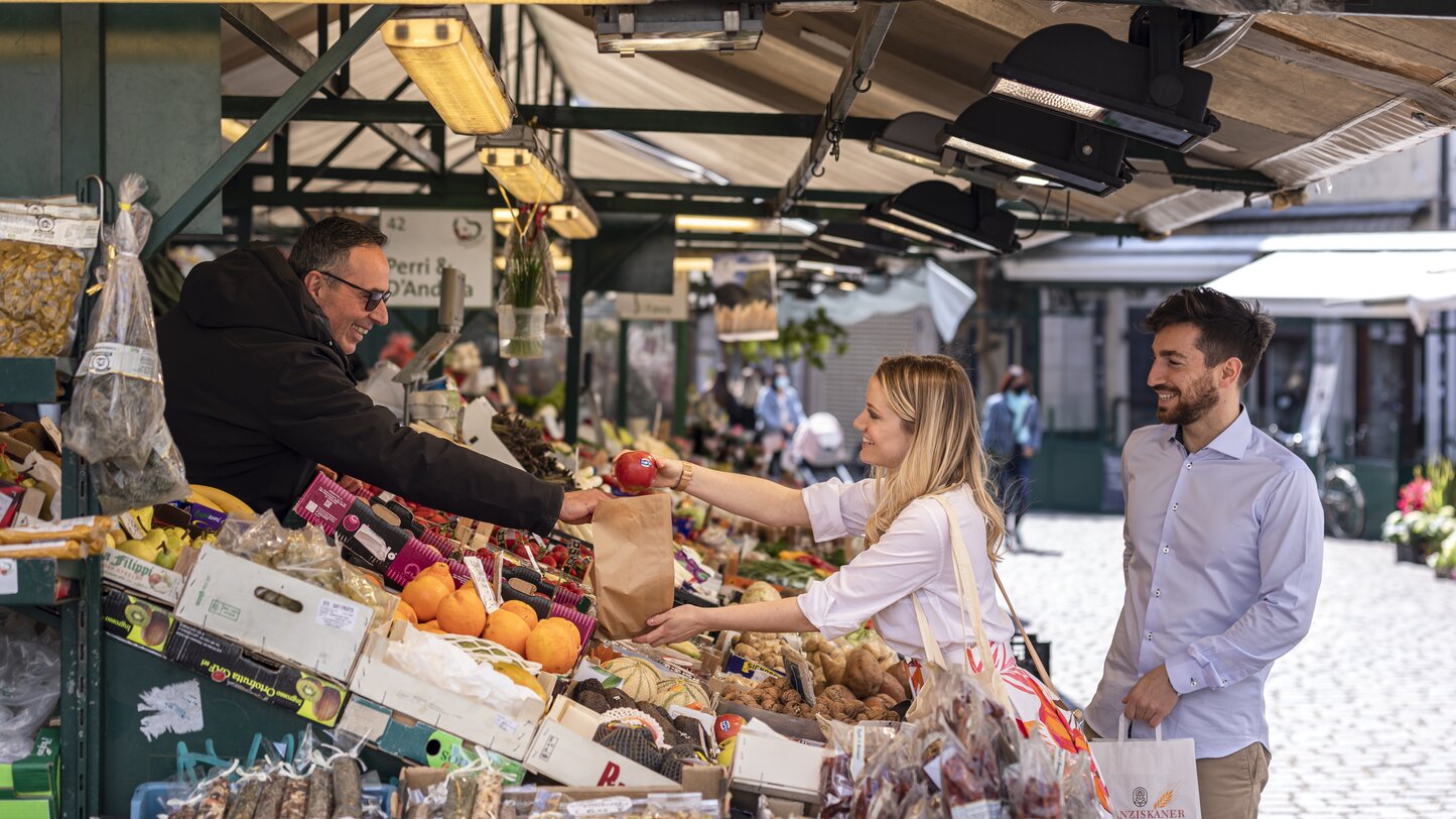 Couple buying apples at fruit market | © AST/VA_Luca Guadagnini