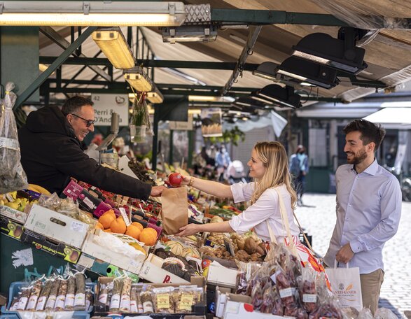 Paar kauft Äpfel auf Obstmarkt | © AST/VA_Luca Guadagnini