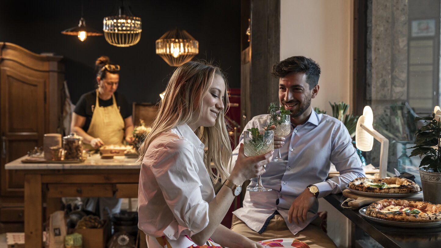 Couple Drinks Pizza Restaurant Bolzano | © AST/VA_Luca Guadagnini