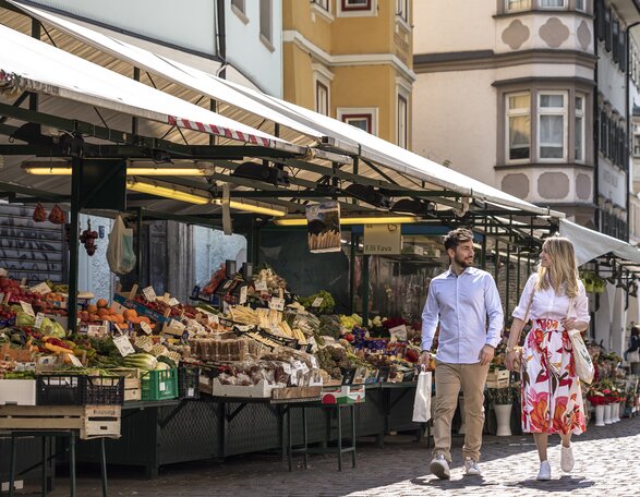Paar Obstmarkt Bozen im Sommer | © AST/VA_Luca Guadagnini