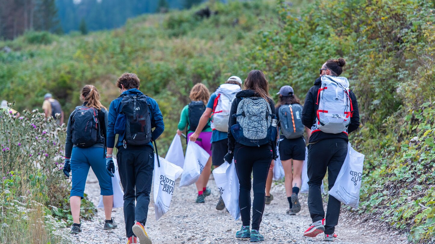 Gruppi di escursionisti raccolgono rifiuti contribuendo alla tutela dell'ambiente. | © Marco Spataro