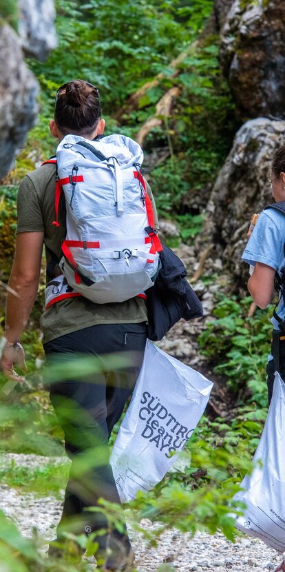 Ogni rifiuto raccolto contribuisce alla salvaguardia del paesaggio dolomitico. | © Marco Spataro