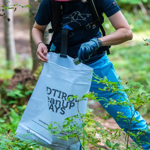 Aktiv für den Umweltschutz | © Marco Spataro Mit Müllsack und Zange engagieren sich Freiwillige für eine saubere Natur im Eggental. | © Marco Spataro