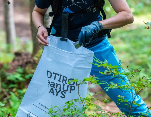 Con sacco e pinza, i volontari contribuiscono a mantenere pulita la Val d'Ega. | © Marco Spataro