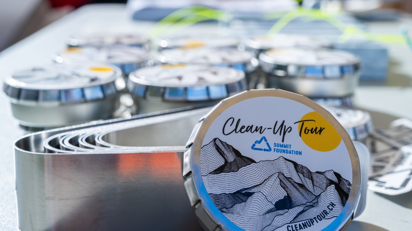 Il CleanUP Kit gratuito con sacco e pinza aiuta i partecipanti durante le giornate dedicate alla raccolta dei rifiuti. | © Marco Spataro