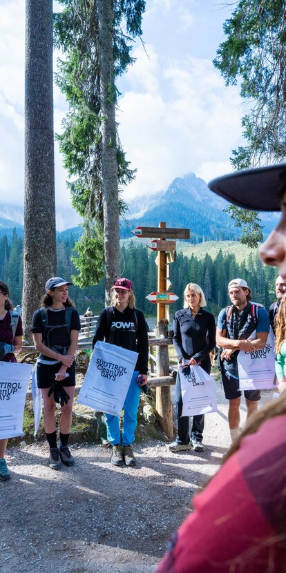 I partecipanti si ritrovano per l'apertura ufficiale dei Alto Adige CleanUP Days in Val d'Ega. | © Marco Spataro