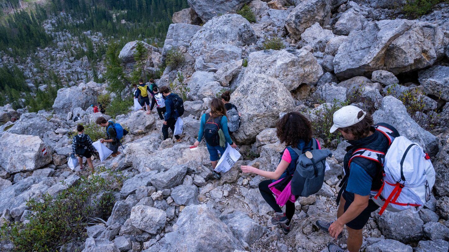 I partecipanti raccolgono i rifiuti anche lungo i sentieri alpini delle Dolomiti. | © Marco Spataro