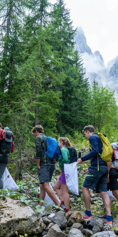 Insieme per una montagna più pulita: volontari raccolgono i rifiuti nei paesaggi dolomitici. | © Marco Spataro