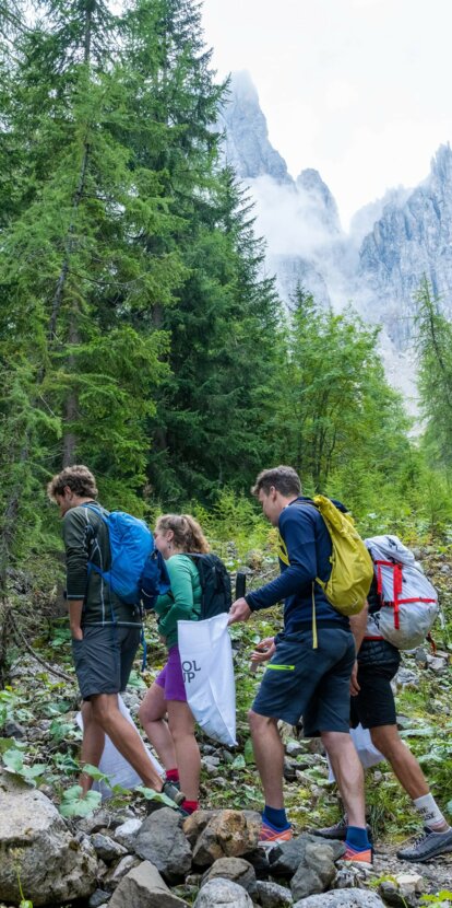 Insieme per una montagna più pulita: volontari raccolgono i rifiuti nei paesaggi dolomitici. | © Marco Spataro