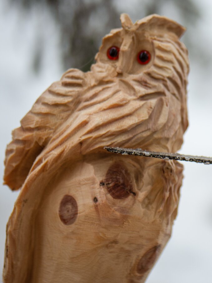 Eule mit Motorsäge aus Holz geschnitzt | © Alexandra Näckler