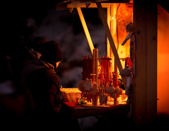Evening Lights Stand Christmas Market Lake Carezza | © Armin Mair