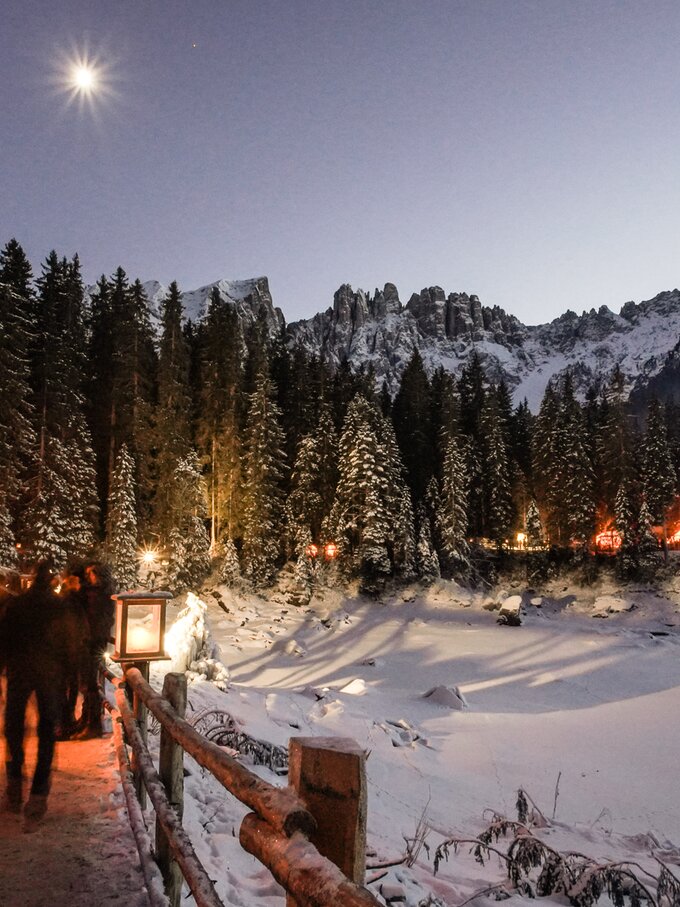 Sentiero circolare del lago di Carezza lanterne inverno | © Lifestyle