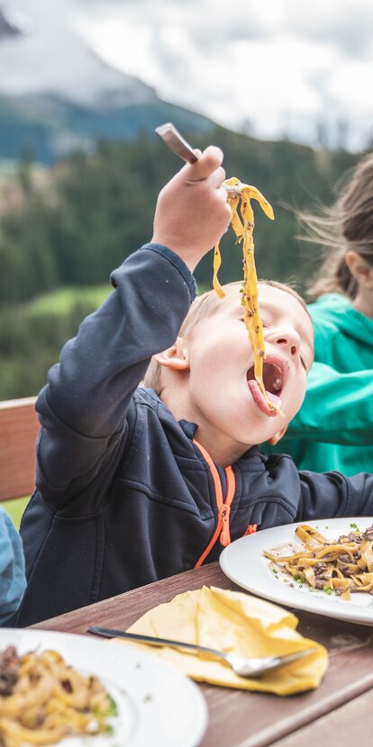 Child eating pasta with ragout Latemar | © Thomas Monsorno