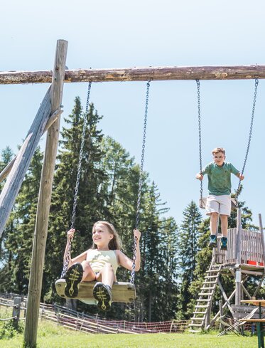 Children swinging mountain hut | © Thomas Monsorno
