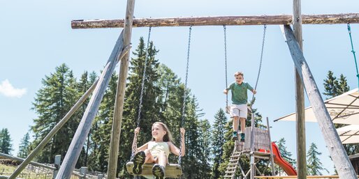 Children swinging mountain hut | © Thomas Monsorno