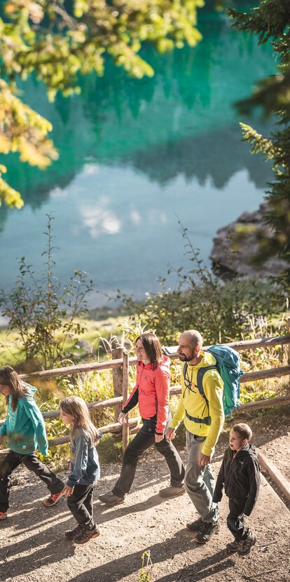 Familie Kinder blaues Wasser Karer See Herbststimmung | © Eggental Tourismus/Thomas Monsorno