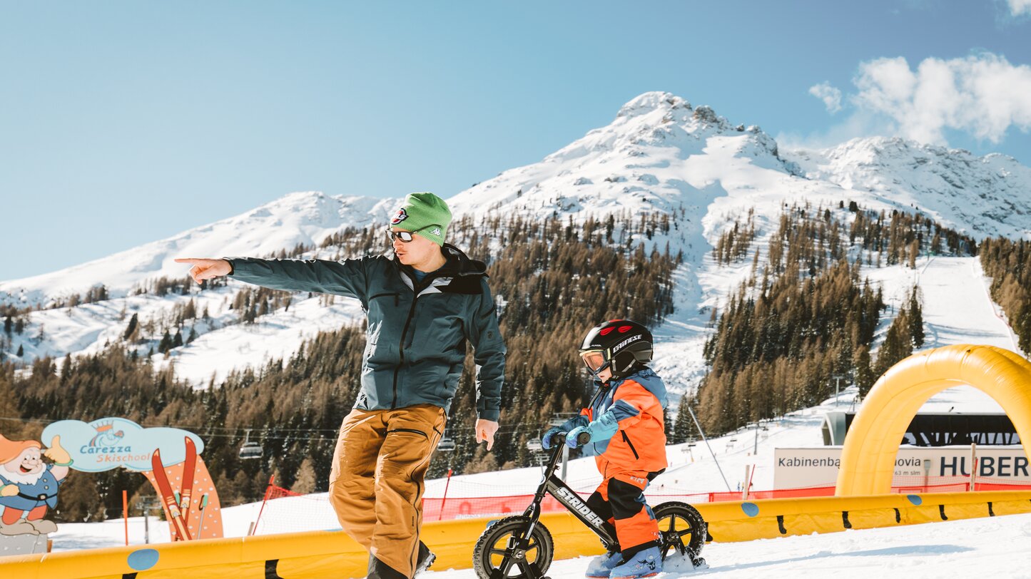 Father and son ski bike winter Latemar | © StorytellerLabs