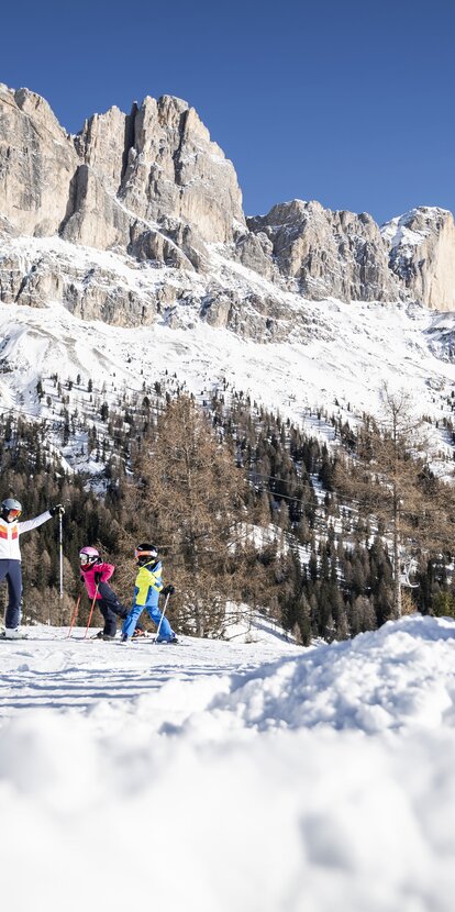Family skiing Rosengarten mountain snow | © IDM Südtirol Alex Filz