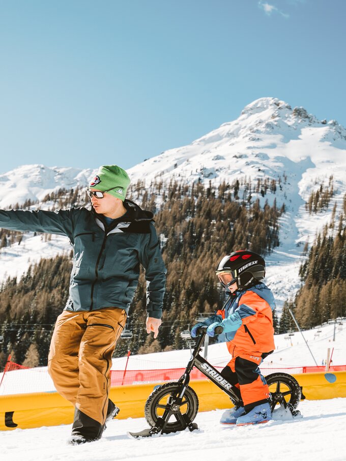 Figlio e padre bici sci inverno Latemar | © StorytellerLabs
