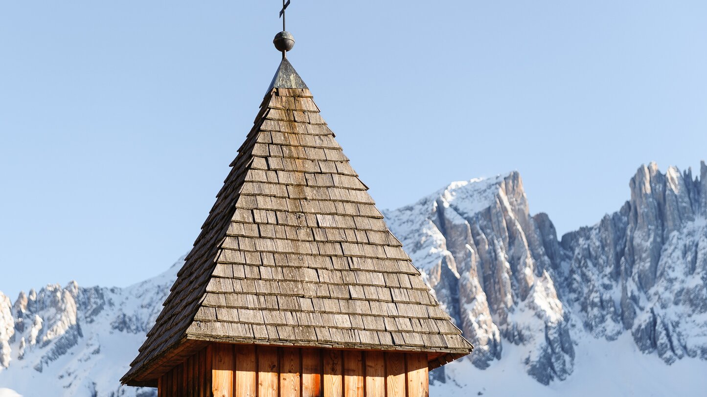 Chapel roof with snow-covered Latemar | © Valentin Pardeller