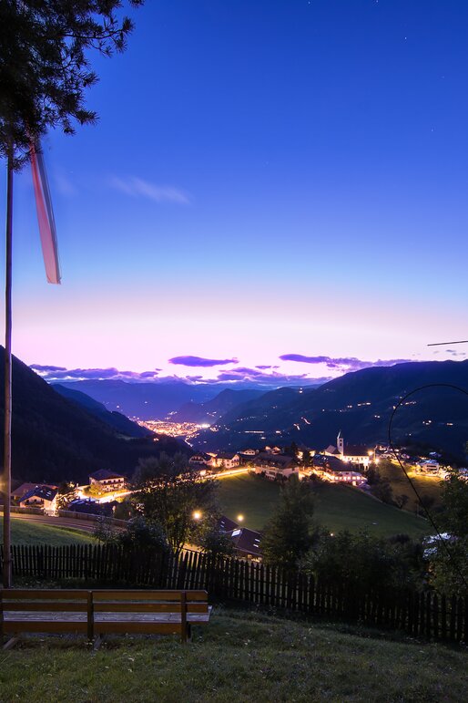 Vista del villaggio di Collepietra di sera | © TV Steinegg/Alfred Tschager