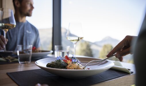 Südtiroler Küche Knödel Wein Mittagessen | © Alex Filz