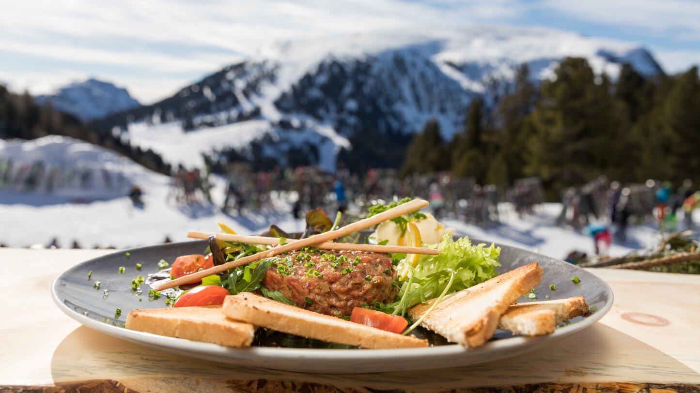 Beef tartare with view of Obereggen ski slopes and Zanggen  | © Günther Pichler