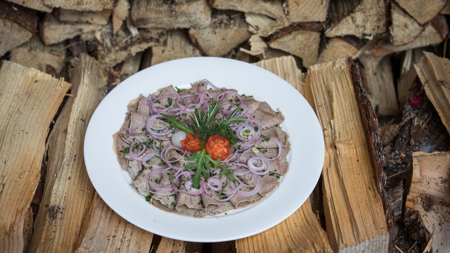 Beef soured with red onions on wooden sticks | © Günther Pichler
