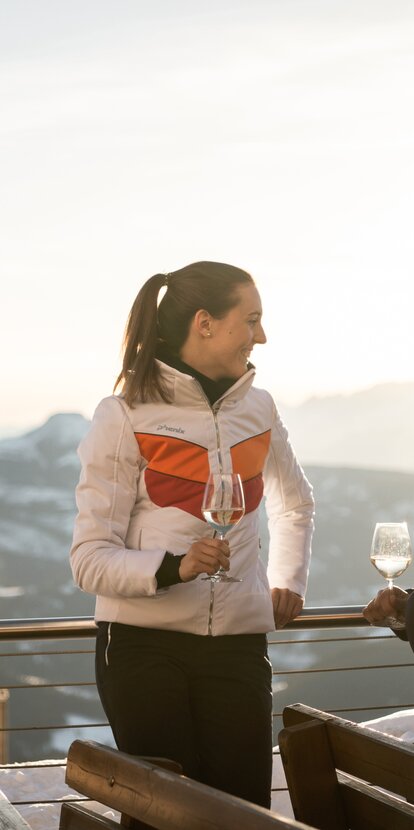 Sundowner Aperitif auf der Terrasse der Laurins Lounge im Skigebiet Carezza | © IDM Südtirol/Alex Filz