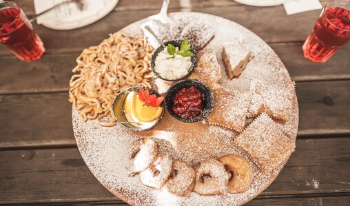 Typical Strauben, doughnuts, apple kiachel and strudel | © Eggental Tourismus/Thomas Monsorno