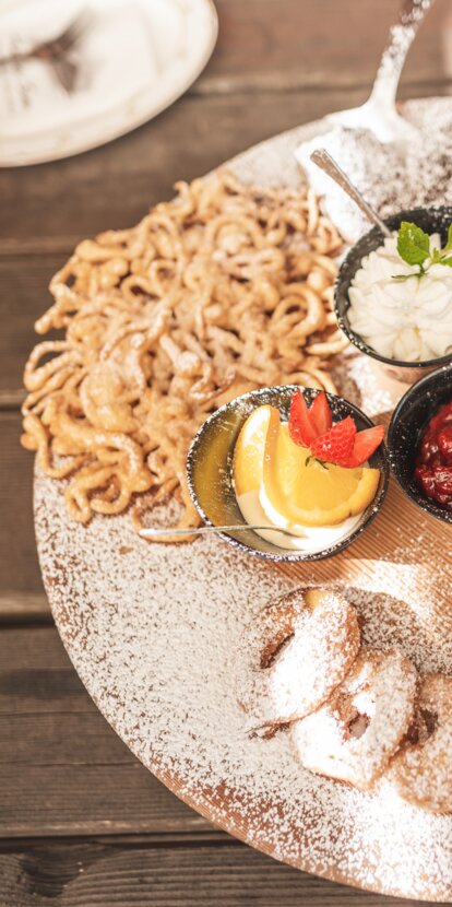 Typische Strauben, Krapfen, Apfelkiachel und Strudel | © Eggental Tourismus/Thomas Monsorno