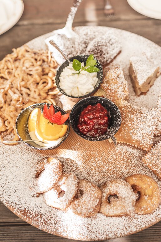 Typical Strauben, doughnuts, apple kiachel and strudel | © Eggental Tourismus/Thomas Monsorno