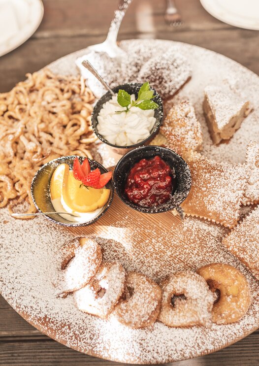 Typische Strauben, Krapfen, Apfelkiachel und Strudel | © Eggental Tourismus/Thomas Monsorno