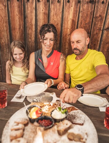 Family, dessert platter, traditional alp | © Eggental Tourismus/Thomas Monsorno