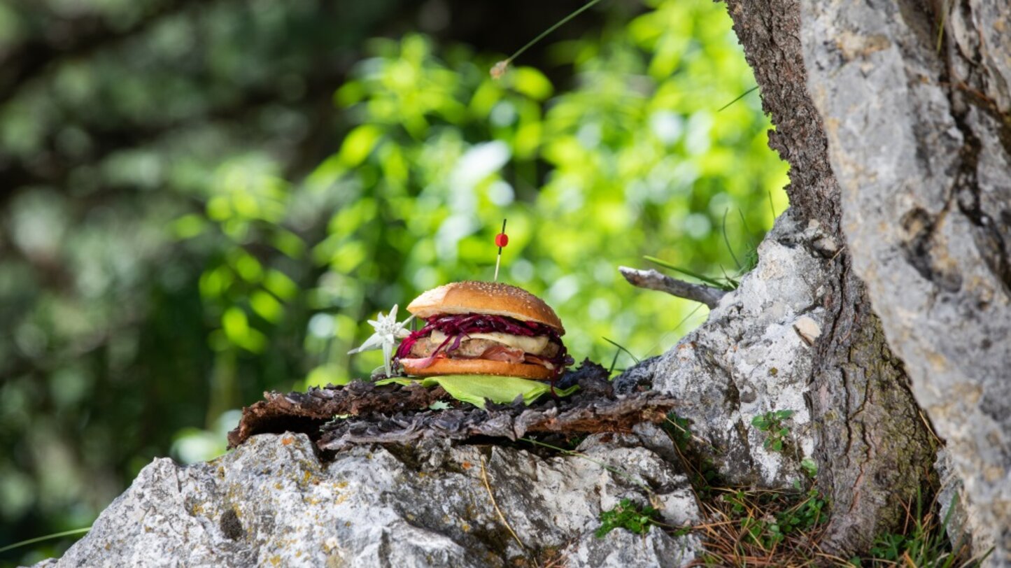 Burger mit Wildfleisch im Wald | © Günther Pichler