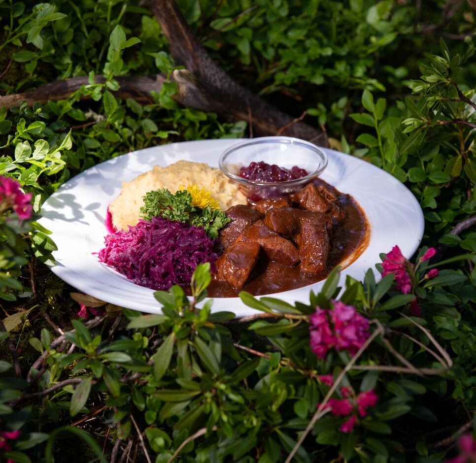 Game goulash with red cabbage and polenta | © Günther Pichler