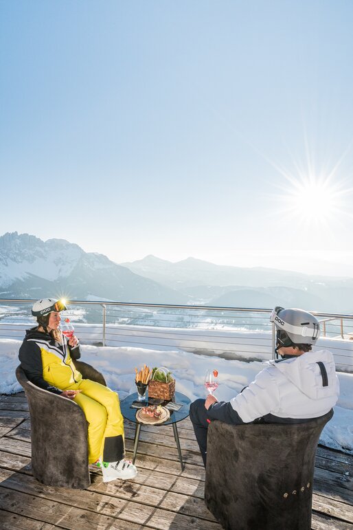 Aperitif Skifahrer Terrasse Laurins Lounge Sonnenuntergang | © Carezza Dolomites/Harald Wisthaler